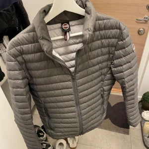 Colmar jacka - Vårjacka ifrån colmar, köpt för 3599, använd nån enstaka gång, tyvärr blivit för liten. Storlek 48,S/M.