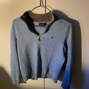 Morris tröja  - Tja! Säljer nu min as feta Morris tröja då jag växt ur den. As bra skick och sjukt fet allmänt passar till allt. Storleken är m men sitter mer som en s