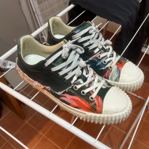 Maison Margiela New Evolution - Ett par supersnygga skor från Maison Margiela i modellen New Evolution. Riktigt sparsamt använda som ni ser på bilderna. Slet arslet av mig för att få tag i dessa då de inte säljs på deras hemsida längre så 3200kr är ett kap! Hör av er om ni har några frågor eller vill se fler bilder🙌🏼