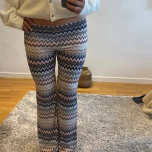 Lågmodjade bootcut byxor  - Står ingen storlek men passar mig som brukar ha S eller XS