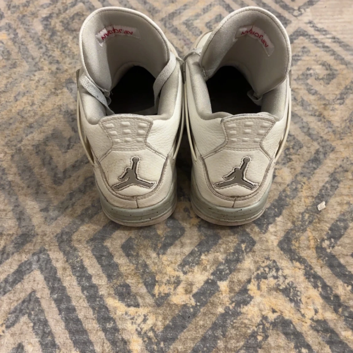 Nike Air Jordans i vitt och grått - 1