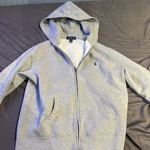 Polo Ralph Lauren hoodie - Ralph Lauren hoodie, Bra skick har inte andvänd den mycket.