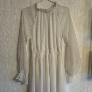 Söt prickig klänning - Stor garderobrensning♻️Se gärna mina andra annonser. Pris går att diskutera vid flerköp🌸Aldrig använd. Köpte i en pop up butik av Nelly. Ny utan prislapp.