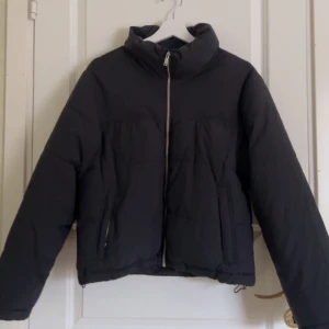 Jacka  - Svart pufferjacka med dragkedja. Säljer för den inte kommer till användning. Hör av dig vid frågor och funderingar 💕