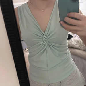 Festligtopp - En super söt topp med knut fram, fint skick. 