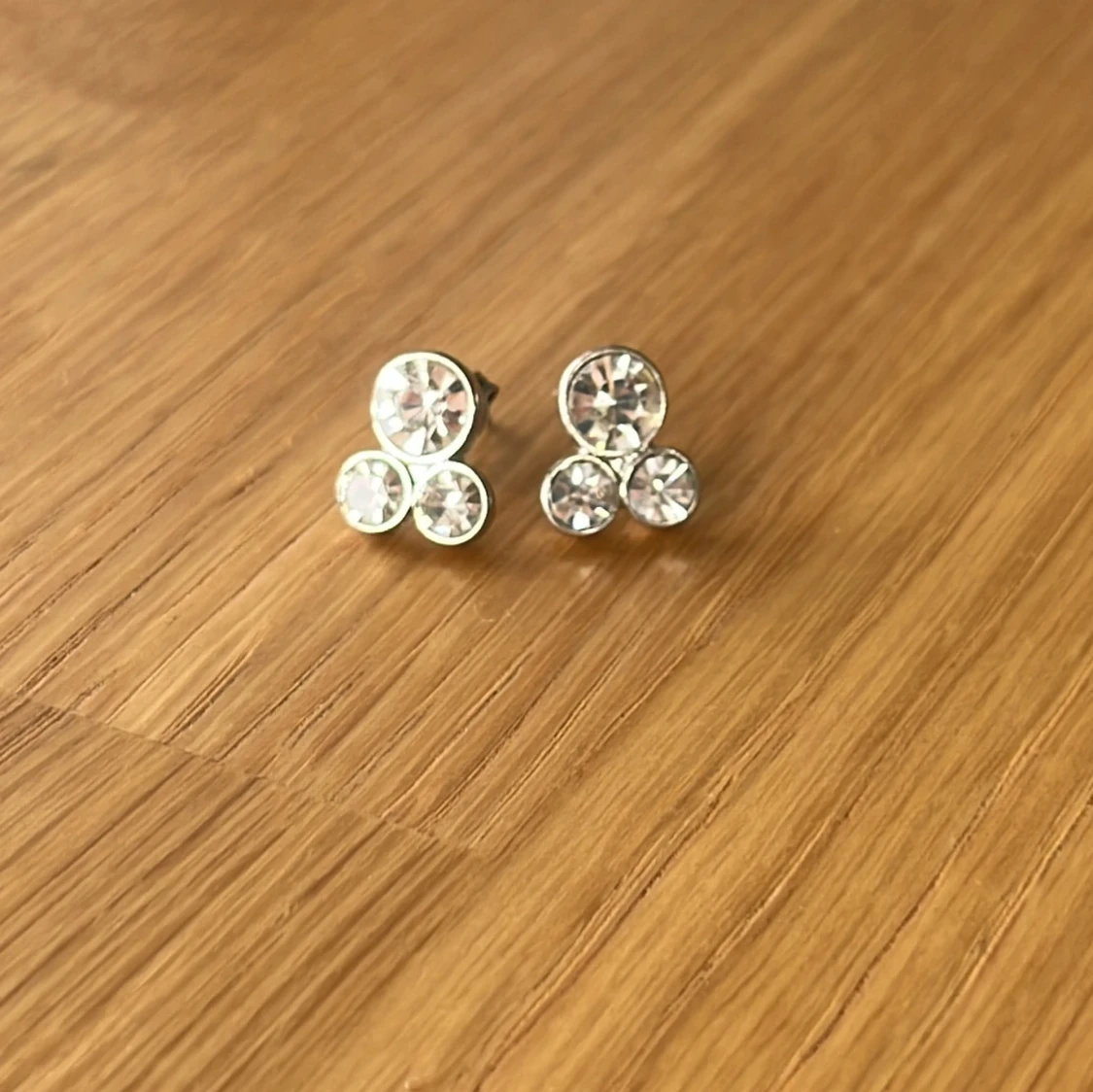 Silverfärgade örhängen