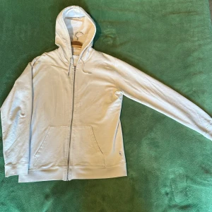 NN07 Zip Hoodie - Zip Hoodie från NN07, storlek L. Off white. Två mindre fläckar.