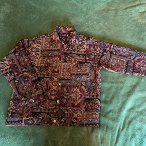 Overshirt  - Unik Overshirt med mönster från Jack&Jones. Storlek L, ett litet hål (se sista bilden) i övrigt superbra skick.