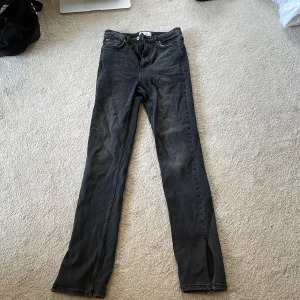 Svarta jeans med slits - Säljer dessa svarta Jens, rak form 