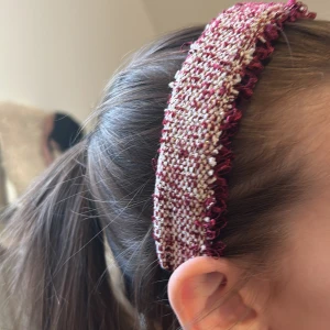 Röd och vit diadem från Petite  Olivia - Snyggt diadem från Studio Olivia i röd och vit färg. Det har en unik textur med en blandning av färger som ger en chic look. Perfekt för att piffa upp vilken outfit som helst.