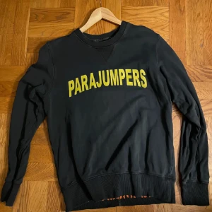 Mörkblå  tröja från Parajumpers - Kan gå ner i pris vid snabb affär. Använder den aldrig och behöver pengar.