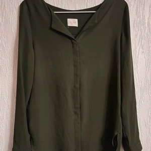 Mossgrön blus - Stor garderobrensning♻️Se gärna mina andra annonser. Pris går att diskutera vid flerköp🌸
