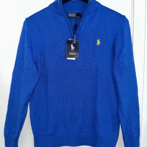 Ralph lauren halv zip - Säljer min helt nya tröja från Ralph lauren då med jag inte har denna stil längre. Bara att skriva vid frågor.