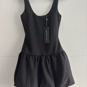 Svart klänning från White Fox - Snygg svart klänning från White Fox. Säljer för att den är för liten åt mig. Aldrig använt! Perfekt för en chic look!