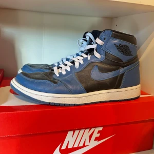 Jordan 1 High OG Marina - Jordan 1 High OG Marina. Använt skick men inga skador, storlek 45, se bilder för skick.