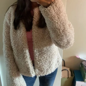 Pälsjacka - Säljer denna jättefina pälsjackan som är i ett jättebra skick, köptes från H&M för 699. Perfekt nu inför vår och sommaren💕
