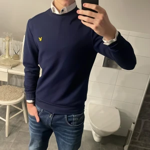 Mörkblå crewneck från Lyle & Scott - Tvär fet Lyle & Scott Crewneck✌🏼 || Perfekt att ha en skjorta under! || skick 9,5/10 || pris: 225kr || Skriv vid frågor eller intresse! || storlek S || 𝗖𝗵𝗲𝗰𝗸𝗮 𝗺𝗶𝗻 𝗽𝗿𝗼𝗳𝗶𝗹 𝗳ö𝗿 𝗺𝗲𝗿 𝗳𝗲𝘁𝗮 𝗽𝗹𝗮𝗴𝗴!!