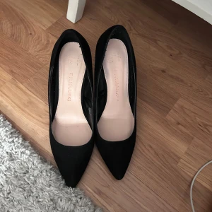 Svarta klackskor - Säljer dessa svarta klackskor i storlek 38 då jag har ett exakt likadana par, dom är i fint skick minns inte exakta måttet på klacken men skulle gissa på 6-7 centimeter 