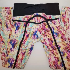 Färgglada leggings från Drop of Mindfulness - Snygga och färgglada leggings från Drop of Mindfulness med ett abstrakt mönster i flera färger. Använd vid 2 tillfällen. 