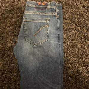 Dondup george jeans - Riktigt schyssta dondup george jeans i strl 31. Fruktansvärt bra skick, iprincip nya. Passar mellan 170-180, hör av er vid frågor! 🤗