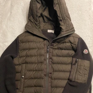 Mörkgrön cardigan från Moncler - Snygg cardigan från Moncler med huva och dragkedja. Den är i storlek S men passar nog också Xs, perfekt till en sen sommarkväll eller våren och hösten