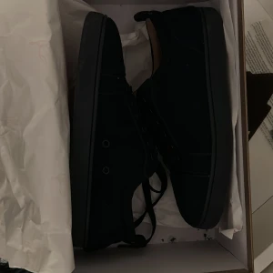 Louboutins - Tja säljer nu mina Christian Louboutins. De är ganska smutsiga på sulan men annars är de ganska rena. Strl 39 passar 40. Finns även box 