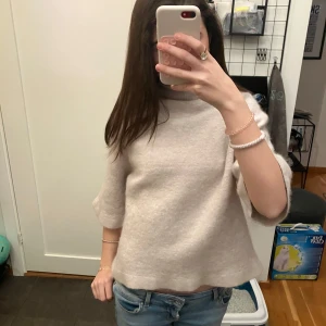 Beige tröja med trekvartsärm - Säljer dennna super mysiga beiga stickade tröjan🥰 pris kan diskuteras💕💖😽storlek står inte med passar mig som har xs, s!!