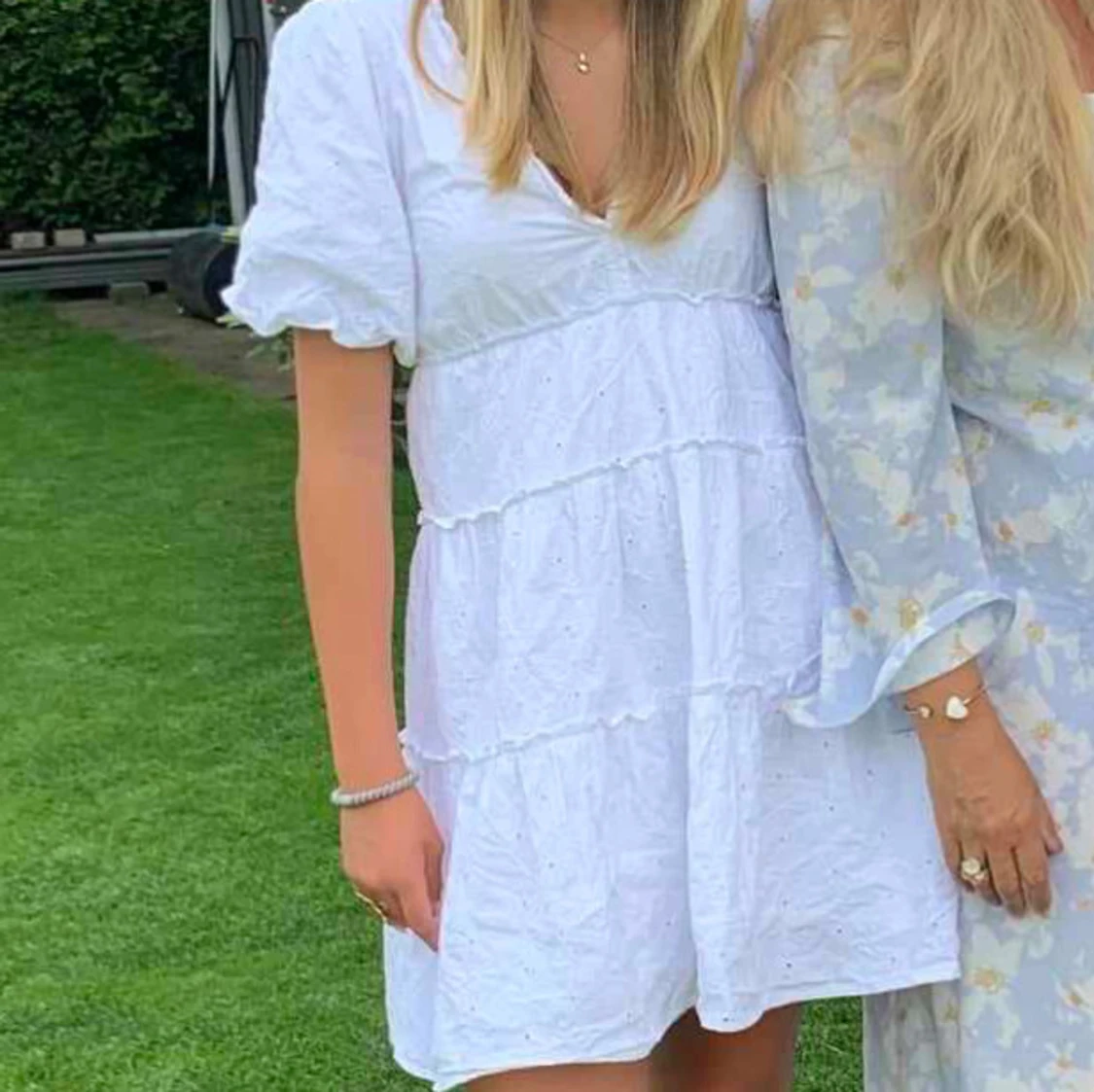 Vit kortklänning med puffärmar och fina detaljer - 1