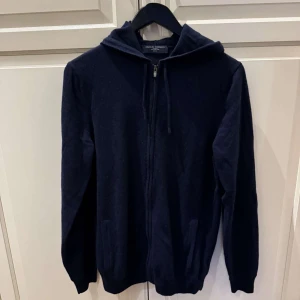 Charles Tyrwhitt zip hoodie  - Säljer en stilren merino/kashmir mörkblå hoodie från Charles Tyrwhitt. | Storlek: M | Skick: 10/10 | Nypris: 1799kr | Vårt pris: 699kr | Mvh