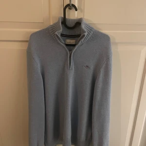 Ljusblå tröja med dragkedja från Gant - Snygg ljusblå half zip från Gant, hör av dig vid frågor!