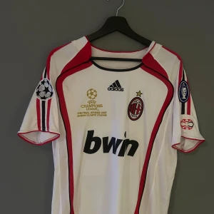 Kaka 22 tröja Ac Milan Champions League final - Säljer en vit AC Milan fotbollströja från Adidas Kaka nr 22 helt ny med tagg! det är en replika och är perfekt för ac Milan och kaka fans. Den är i storlek Medium.