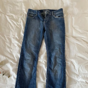 Blåa bootcut jeans - Blåa bootcut jeans🫐🫐 Innerbenslängd: 78 cm, Midjemått: 70 cm