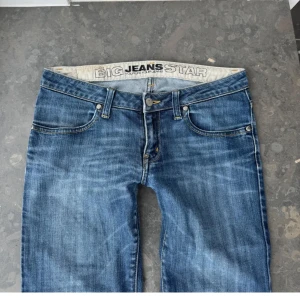 Bootcut jeans - Superfina bootcut jeans som tyvärr inte passade mig:( midjemått 40 cm och innerbenslängd 79 cm💕