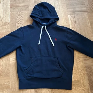 Polo hoodie - Polo ralph lauren| hoodie| storlek S| jättebra skick| inga defekter| snören| pris ej hugget|🍾🍾🍾🍾
