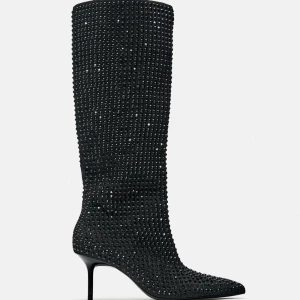 Svarta stövlar med paljetter - Snygga glitter klackar från Zara. Storlek 39. Säljer på grund av att jag inte får användning till dem. Skickar bilder till de som har intresse!.🤗🤗🤗