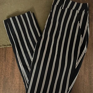 Svartvitrandiga kostymbyxor  - Stor garderobrensning♻️ Se gärna mina andra annonser🌸 Pris går att diskutera vid flerköp👗