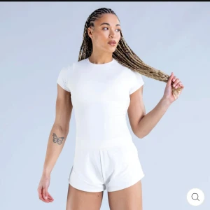 Dfyne origin fitted t-shirt i nyskick - Säljer denna t-shirt från dfyne. Den är aldrig använd då den är lite för liten så inga fläckar eller liknande. Skönt material och lite tightare passform. Nypris drygt 500kr. Köparen står för frakt