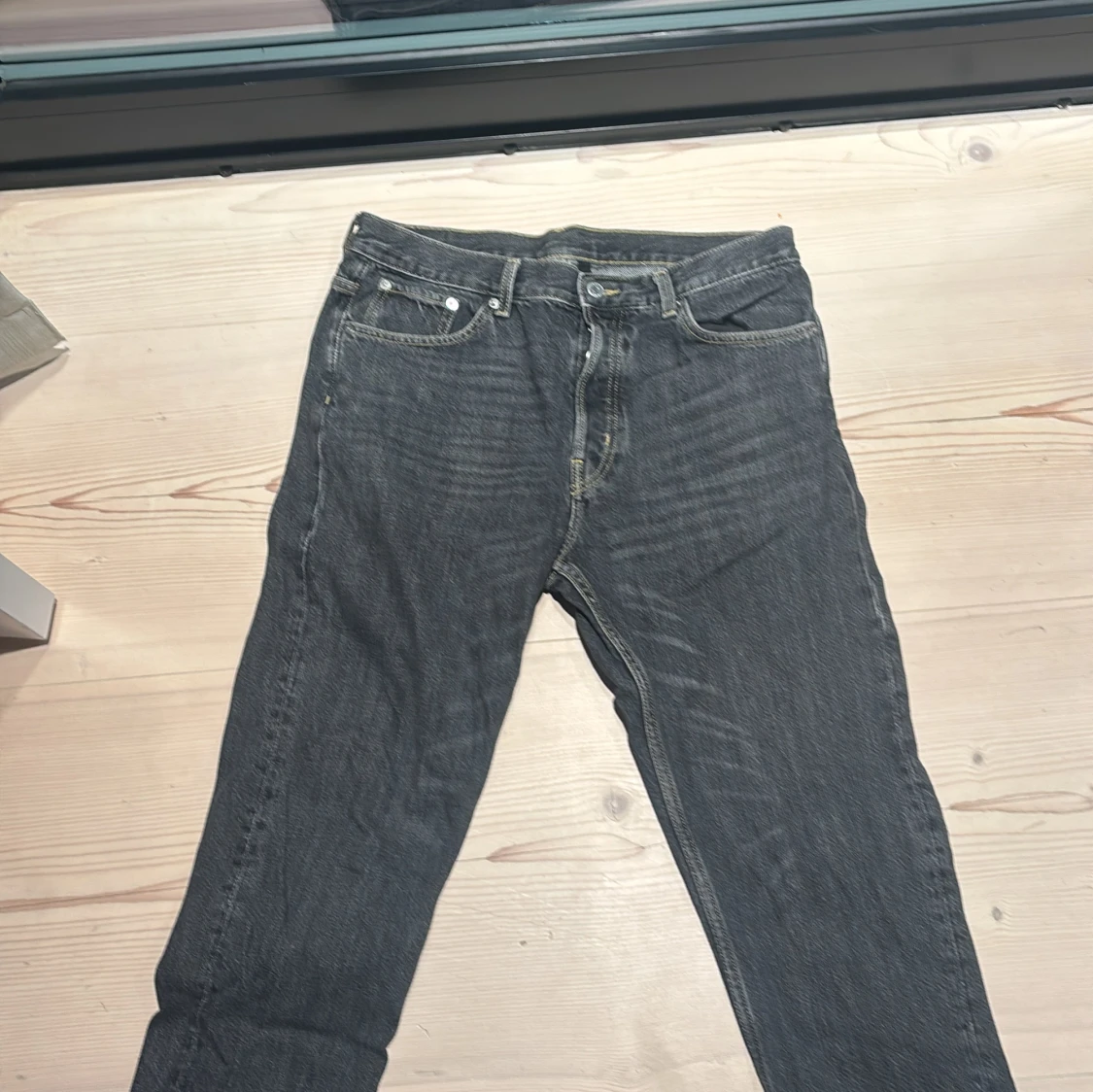 Grå jeans från Weekday