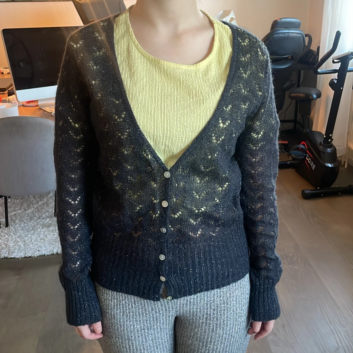 Svart stickad kofta med mönster