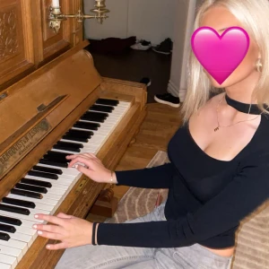 Svart långärmad topp - Snygg svart långärmad topp med en djup urringning. Perfekt för en stilren look och kan matchas med olika outfits.