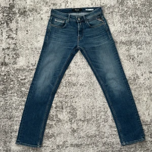 Blå jeans från Replay -  blå jeans från Replay, modell Grover med straight fit. Jeansen har knappt inga tecken på användning. Ny pris 1499-