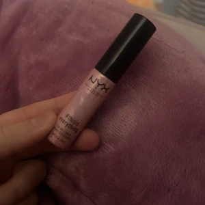 Läppolja från NYX - Säljer en läppolja från NYX i en ljusrosa nyans, ej använd!!