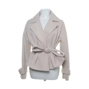 Kort trenchcoat Nelly - Köpte denna fina eftertraktade trenchcoat från Nelly men som tyvärr inte passade mig. Kappan är helt ny och inga tecken på användning.  Storlek XXS/XS.