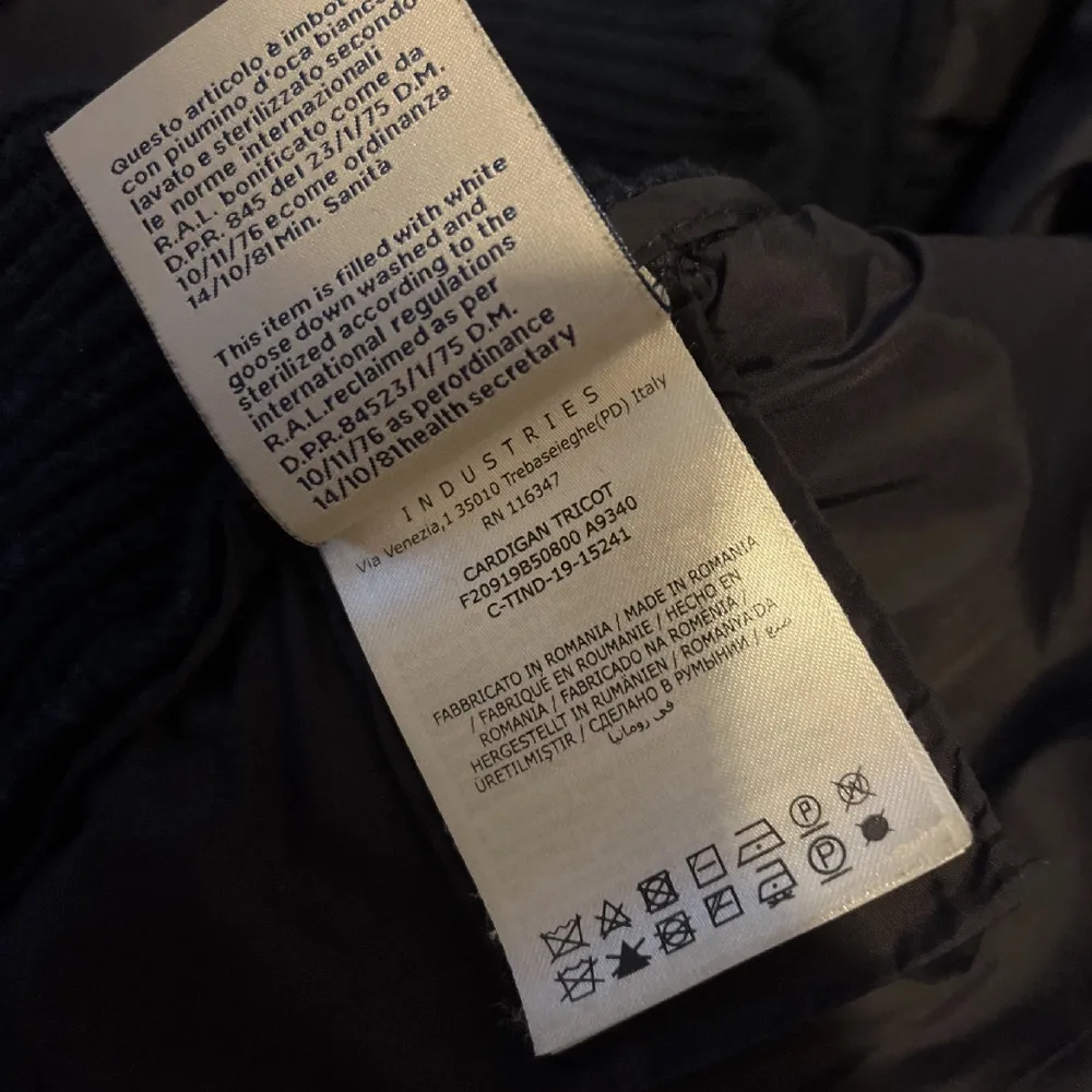 Hej, säljer min moncler cardigan som är i storlek L men den passar lätt S-M också och den är hundra procent äkta och vid frågor är det bara att skriva . Takit.