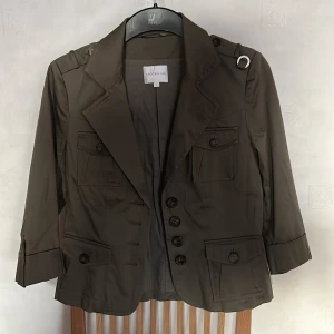 Trekvartsärmad jacka  - Super snygg grön trekvarts ärmad jacka från STOCKH LM i storlek 34 bra skick 