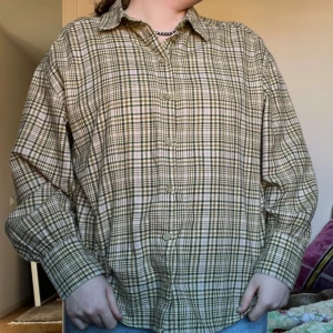 Oversized Rutig skjorta från Monki  - Inga defekter! Det står S men den skulle nog passa en medium eller till och med large. 51% bomull, väldigt varm och mysig. 