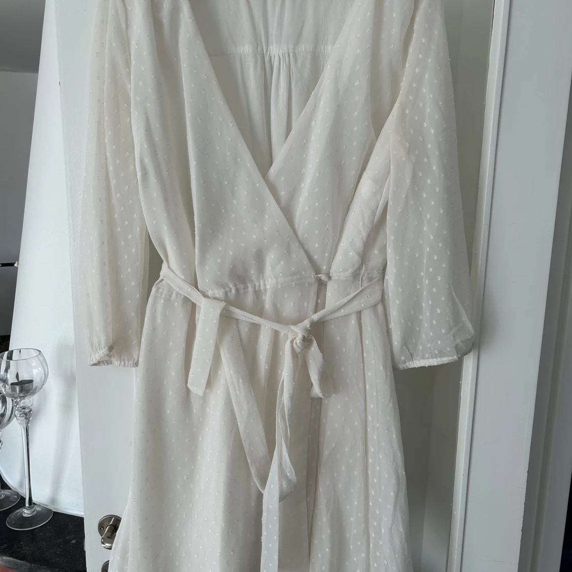 Vit prickig klänning med knytband - 1