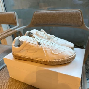 Maison Margiela Espadrilles GATS - Snygga vita skor från Maison Margiela med en unik design. Skorna är tillverkade i canvasöverdel och passar perfekt till sommaren! Skorna är helt nya. Skopåse och box medföljer tillsammans med äkthetscertifikat 