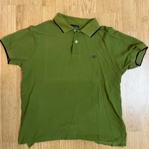 Valentino polo T shirt - Valentino polo jag köpte i Italien i somras. Storlek xs. Kom med bud😁