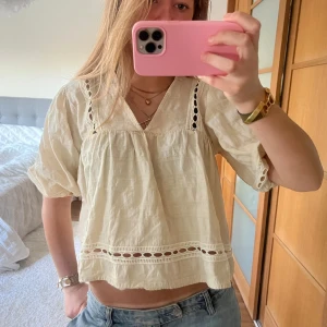 Blus  - Gul blus i toppen skick! Bilderna är från tjejen ja köpte den av💕